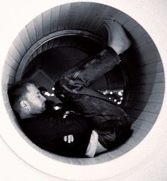 Thom dentro de un tunel